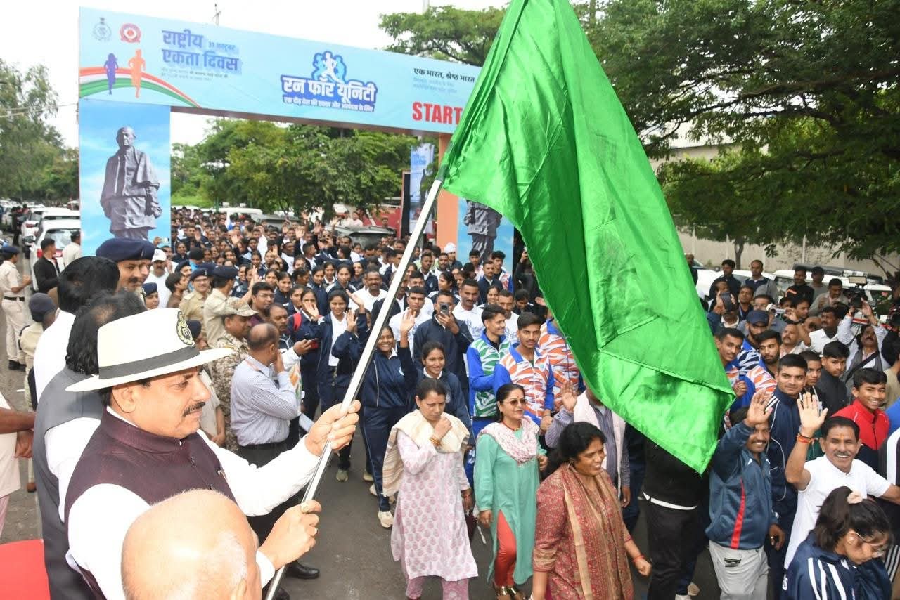 भोपाल: 'रन फॉर यूनिटी' में उमड़ा जनसैलाब, मुख्यमंत्री ने दिलाई राष्ट्रीय एकता की शपथ 2 1761900710 WhatsApp Image 2025 10 31 at 11.09.40